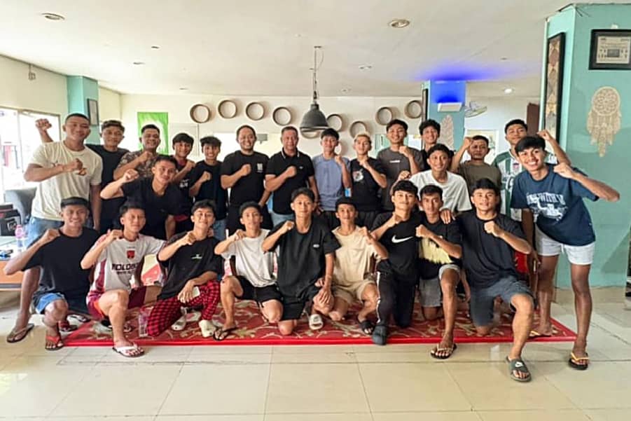 Bupati Oskar Manoppo bersama tim sepak bola Boltim Porprov Sulut 2025