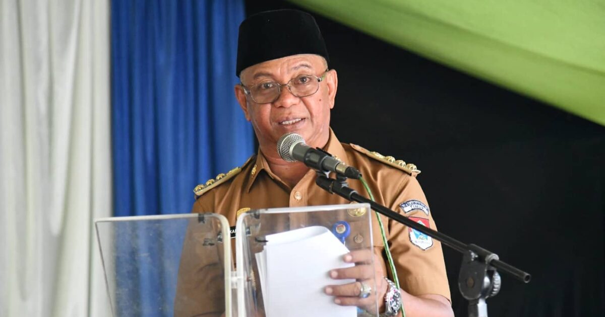 Bupati Oskar Manoppo berbicara di hadapan warga Kecamatan Nuangan