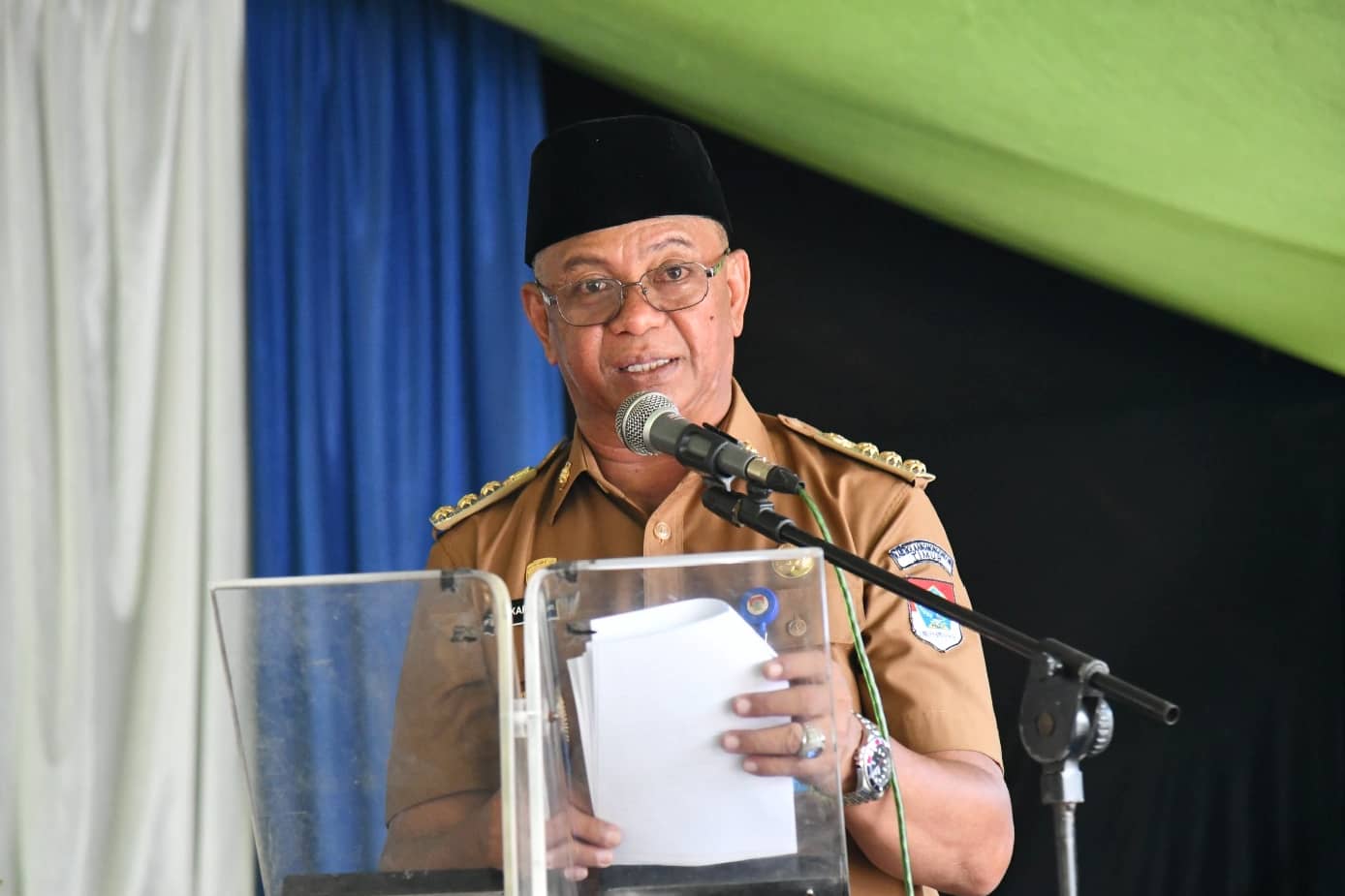 Bupati Oskar Manoppo berbicara di hadapan warga Kecamatan Nuangan