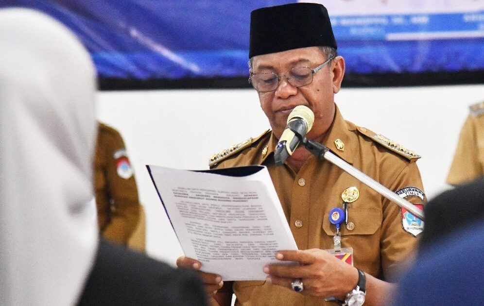 Bupati Oskar Manoppo melantik 13 pejabat baru di Kantor Bupati Boltim