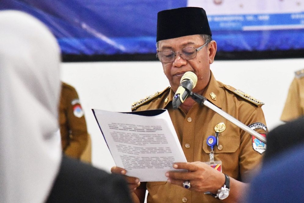 Bupati Oskar Manoppo melantik 13 pejabat baru di Kantor Bupati Boltim