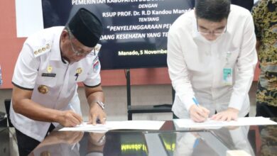 Bupati Boltim Oskar Manoppo menandatangani kerja sama dengan Direktur RSUP Prof. Kandou Manado