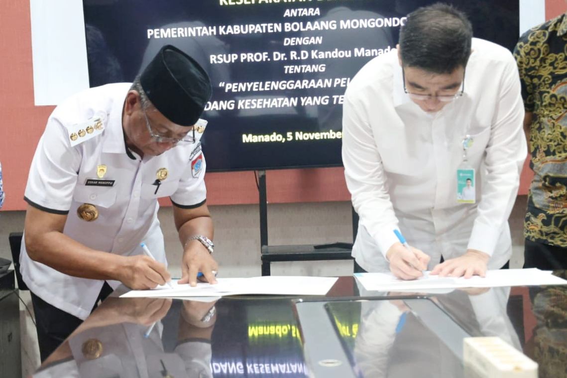 Bupati Boltim Oskar Manoppo menandatangani kerja sama dengan Direktur RSUP Prof. Kandou Manado