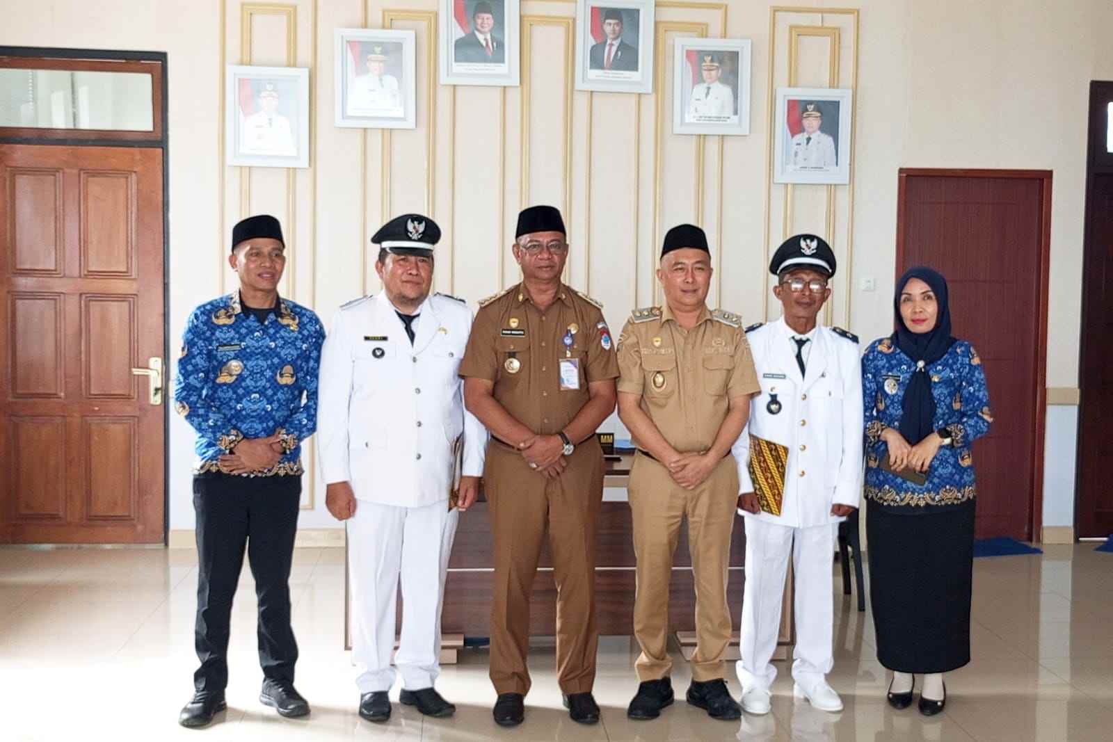Bupati Oskar Manoppo dan Wakil Bupati Argo Sumaiku bersama dua Pj Sangadi yang baru dilantik
