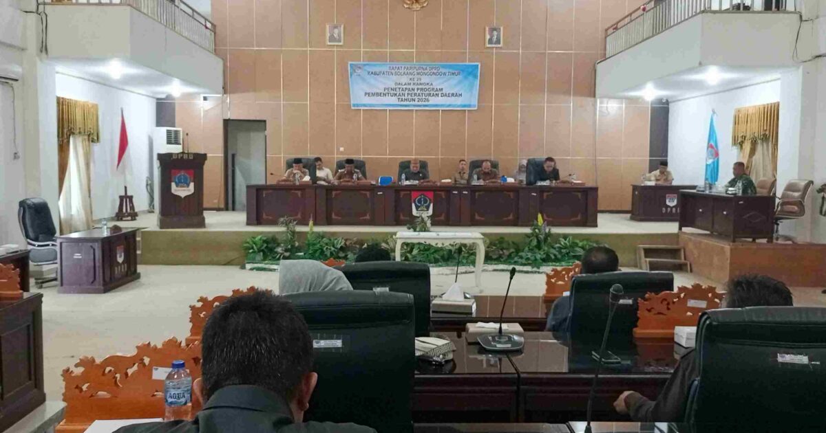 Ketua DPRD Boltim Samsudin Dama memimpin rapat paripurna penetapan Propemperda 2026