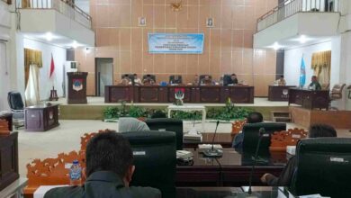 Ketua DPRD Boltim Samsudin Dama memimpin rapat paripurna penetapan Propemperda 2026