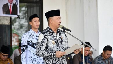 Wakil Bupati Argo Sumaiku Boltim memimpin upacara Hari Guru Nasional (HGN) 2025 di Boltim