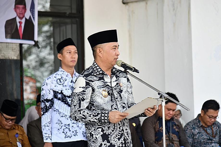 Wakil Bupati Argo Sumaiku Boltim memimpin upacara Hari Guru Nasional (HGN) 2025 di Boltim