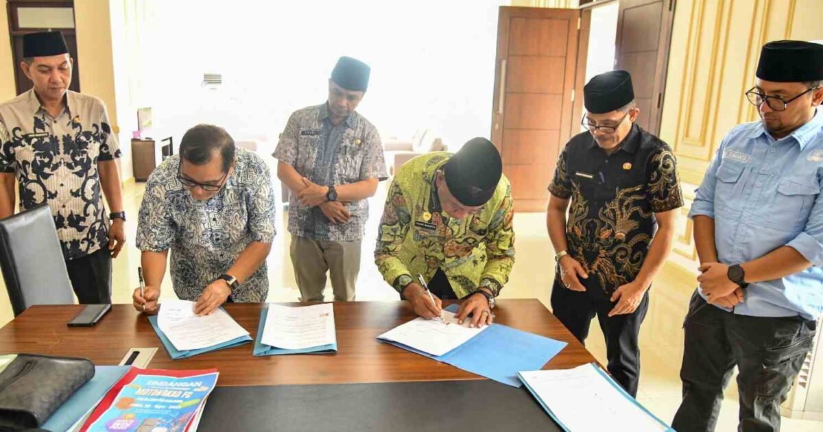 Bupati Boltim dan Dirut PT Ranomut menandatangani dokumen hibah lahan di Tutuyan II