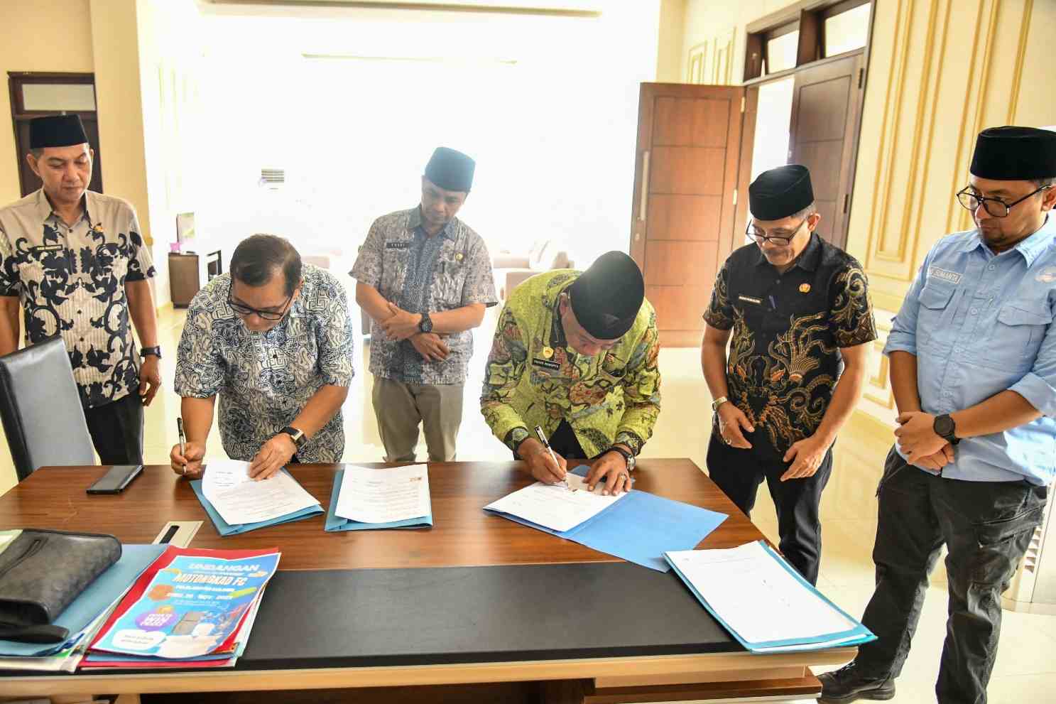 Bupati Boltim dan Dirut PT Ranomut menandatangani dokumen hibah lahan di Tutuyan II