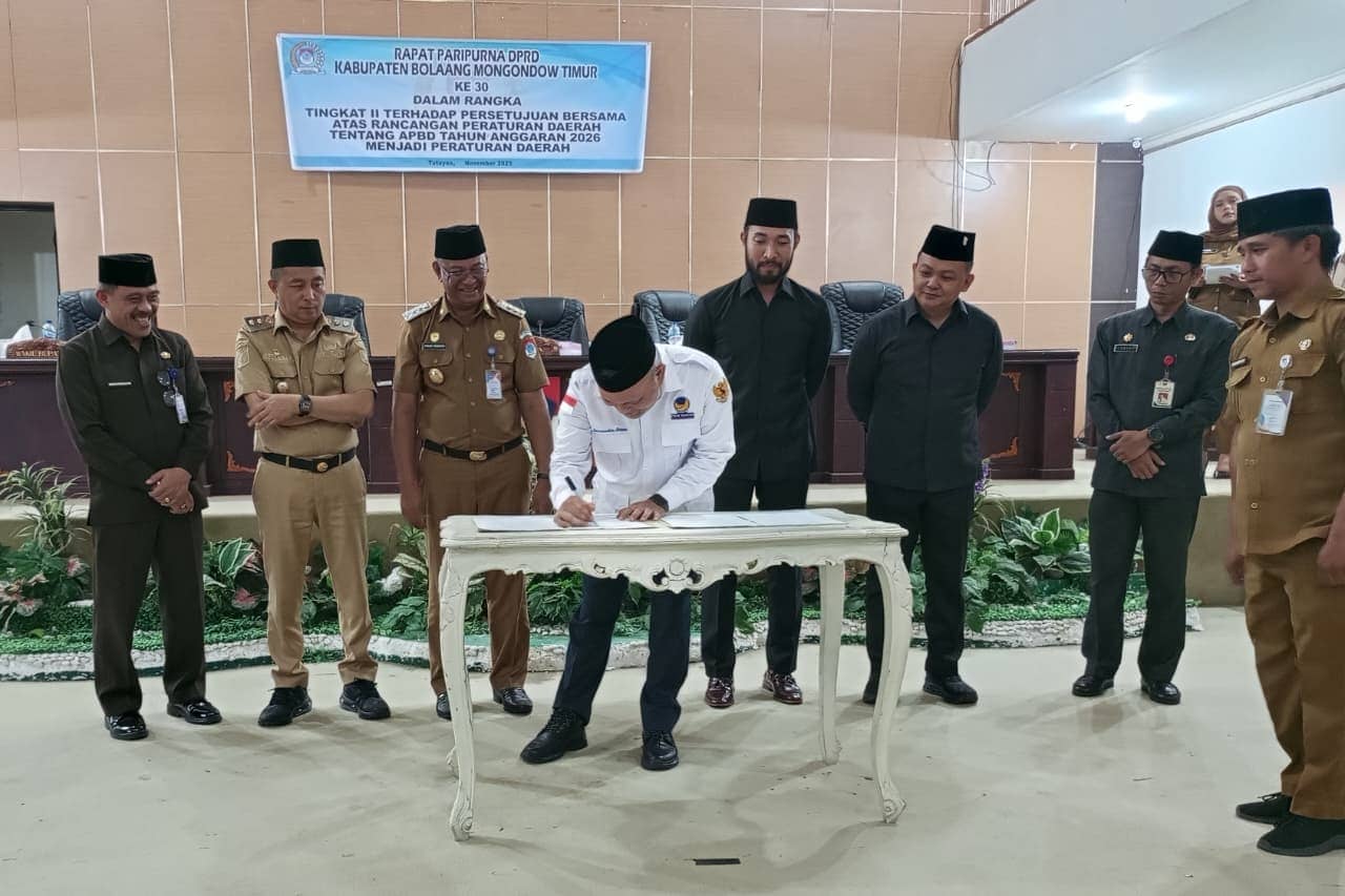 Ketua DPRD Boltim Samsudin Dama menandatangani kesepakatan bersama APBD 2026