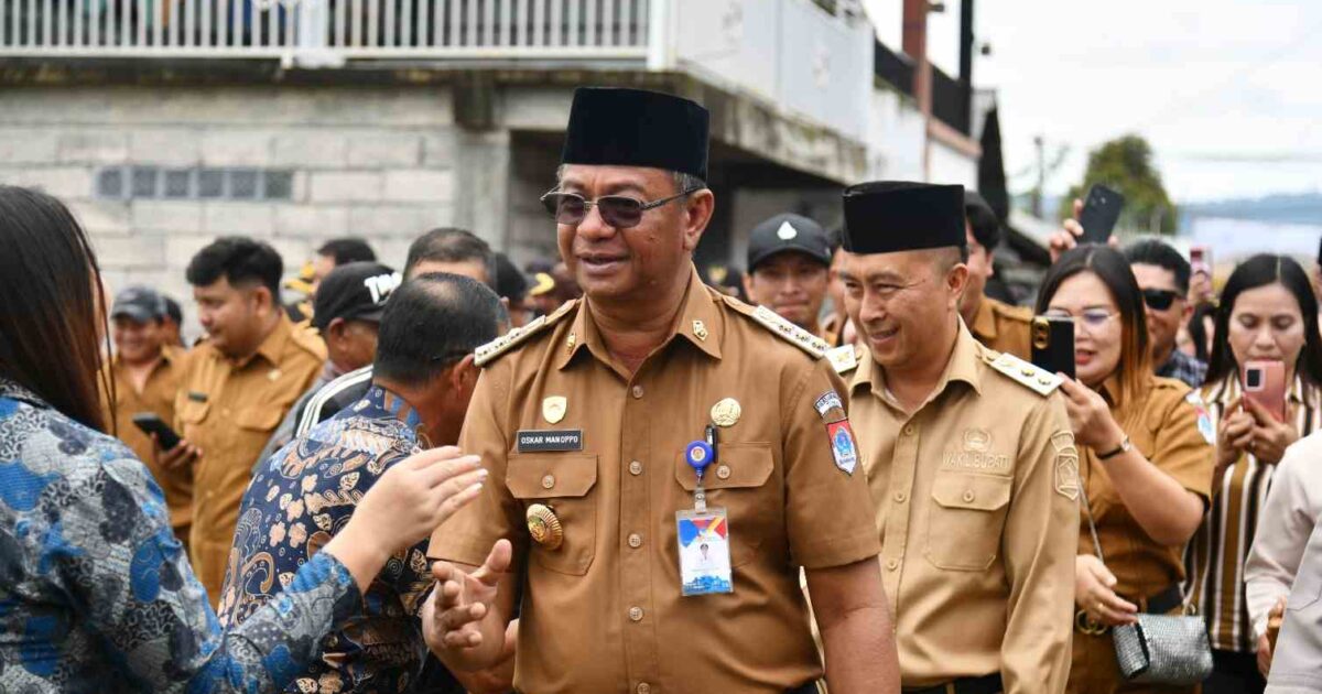 Bupati Oskar Manoppo dan Wakil Bupati Argo Vinsensius Sumaiku saat kunjungan kerja ke Kecamatan Mooat