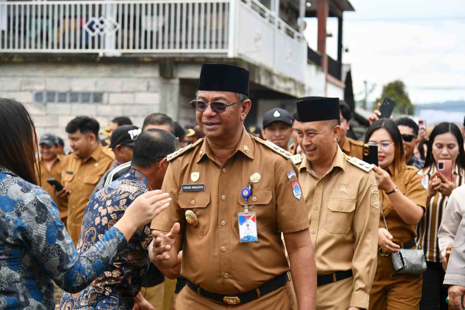 Bupati Oskar Manoppo dan Wakil Bupati Argo Vinsensius Sumaiku saat kunjungan kerja ke Kecamatan Mooat