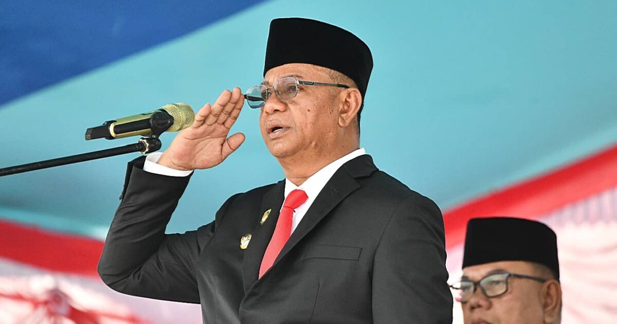 Bupati Oskar Manoppo memimpin upacara Hari Pahlawan ke-80 di Boltim