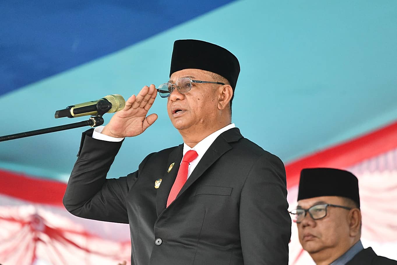 Bupati Oskar Manoppo memimpin upacara Hari Pahlawan ke-80 di Boltim
