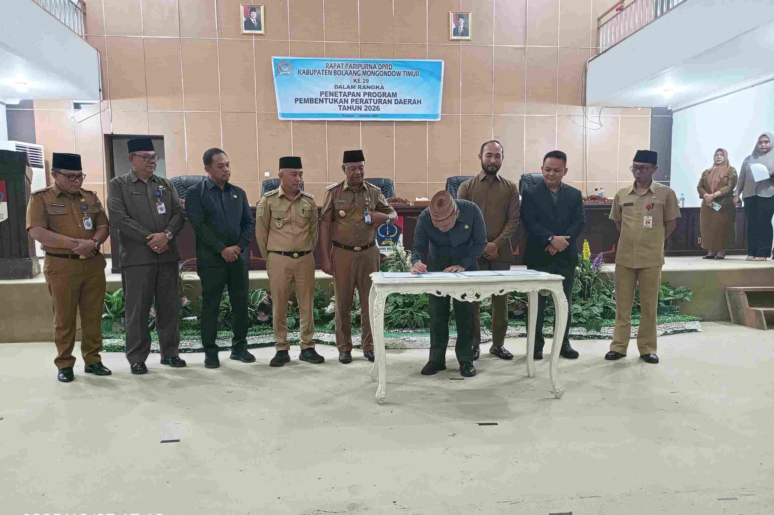Ketua DPRD Boltim Samsudin Dama menandatangani berita acara penetapan Propemperda 2026