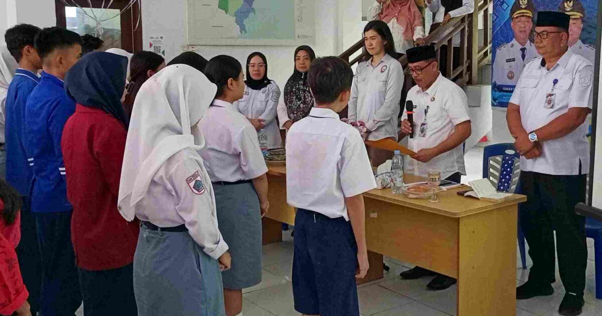 Sekda Iksan Pangalima mengukuhkan Forum Anak Daerah Boltim masa bakti 2025–2027 di kantor Dinas PPPA