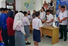 Sekda Iksan Pangalima mengukuhkan Forum Anak Daerah Boltim masa bakti 2025–2027 di kantor Dinas PPPA