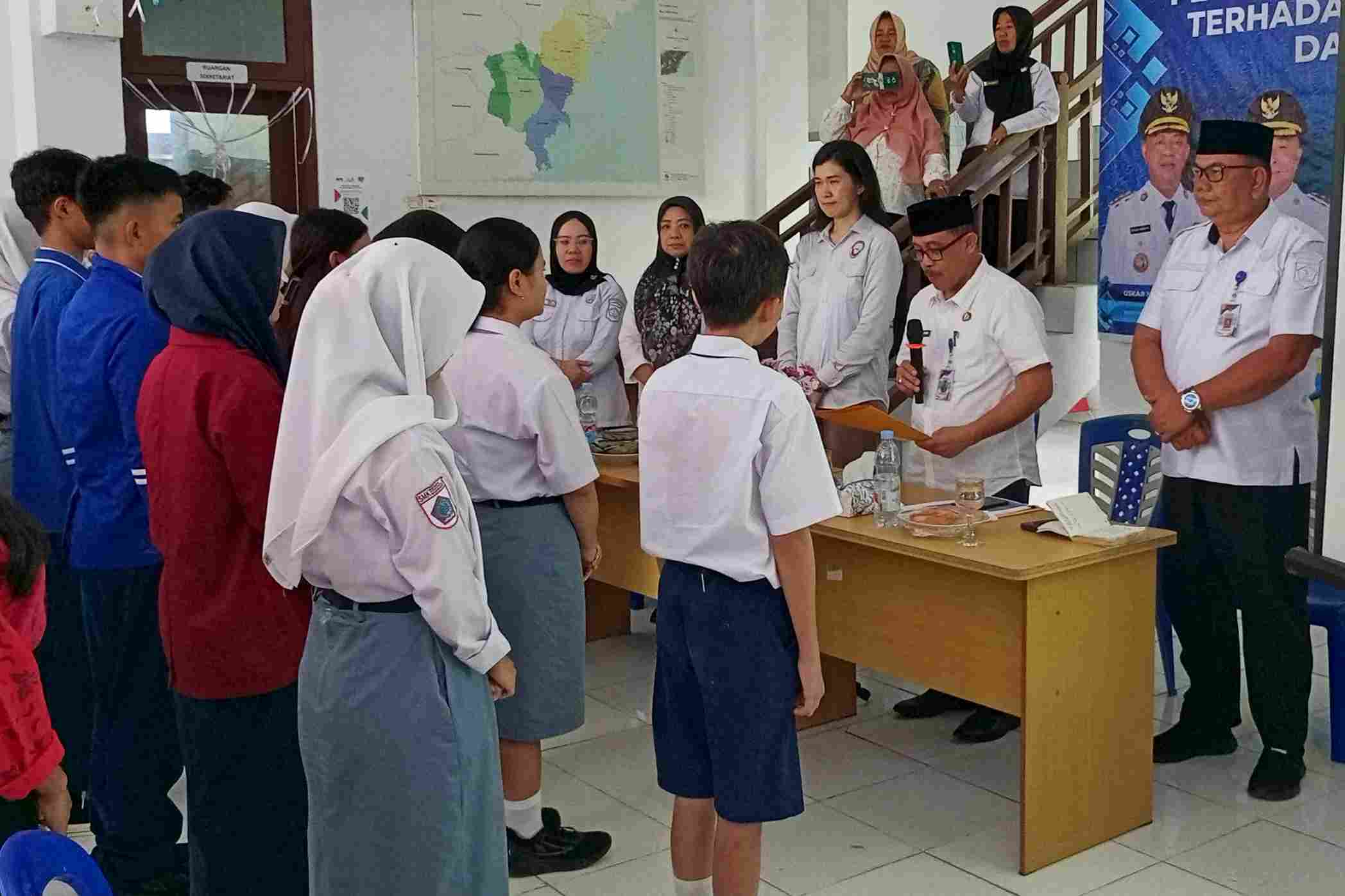 Sekda Iksan Pangalima mengukuhkan Forum Anak Daerah Boltim masa bakti 2025–2027 di kantor Dinas PPPA