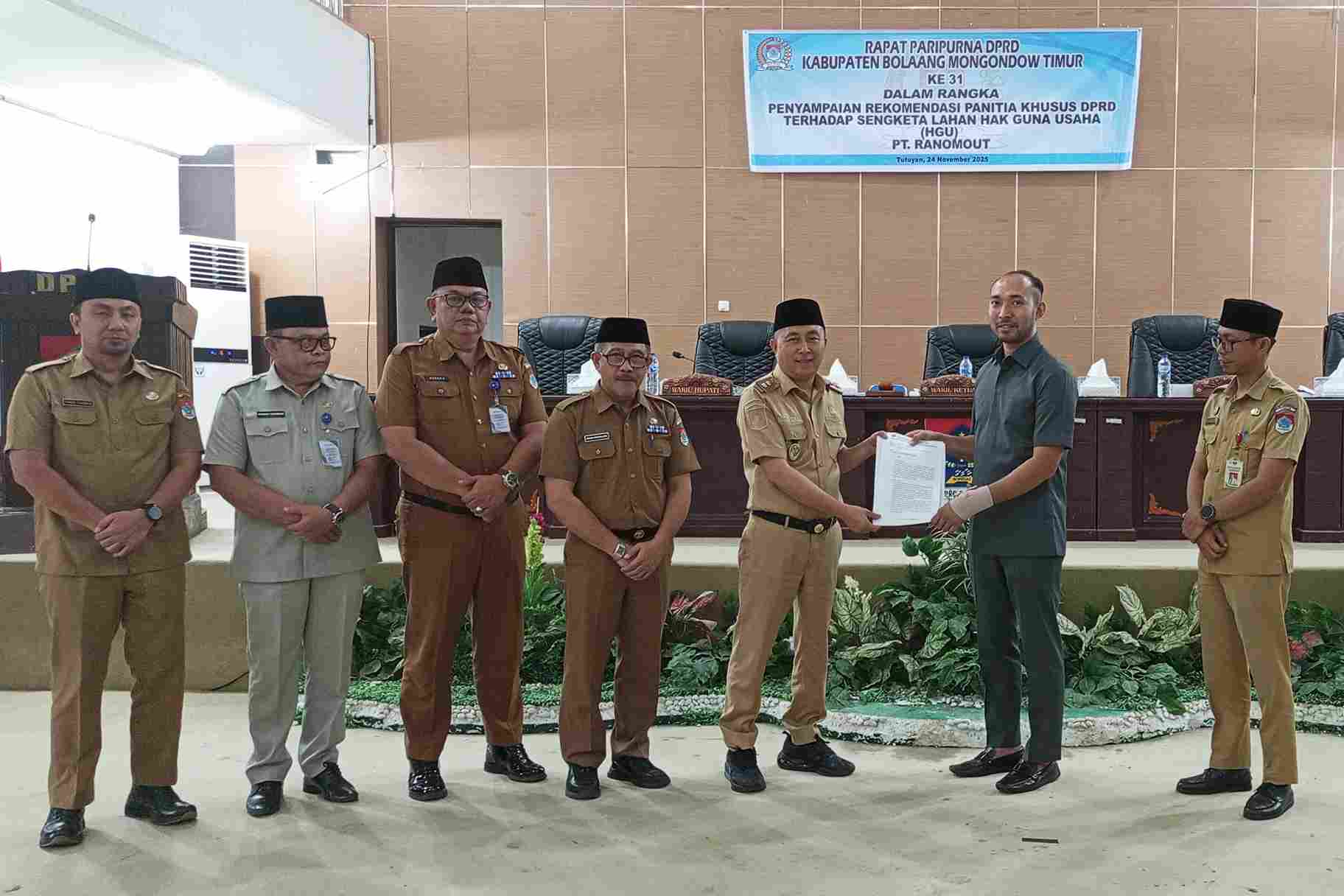 Wakil Ketua DPRD Boltim menyerahkan rekomendasi Pansus sengketa lahan HGU PT Ranomut kepada Wakil Bupati Boltim.