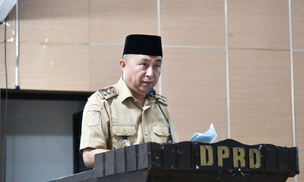 Wabup Boltim Argo Sumaiku saat rapat paripurna sengketa lahan HGU PT Ranomut