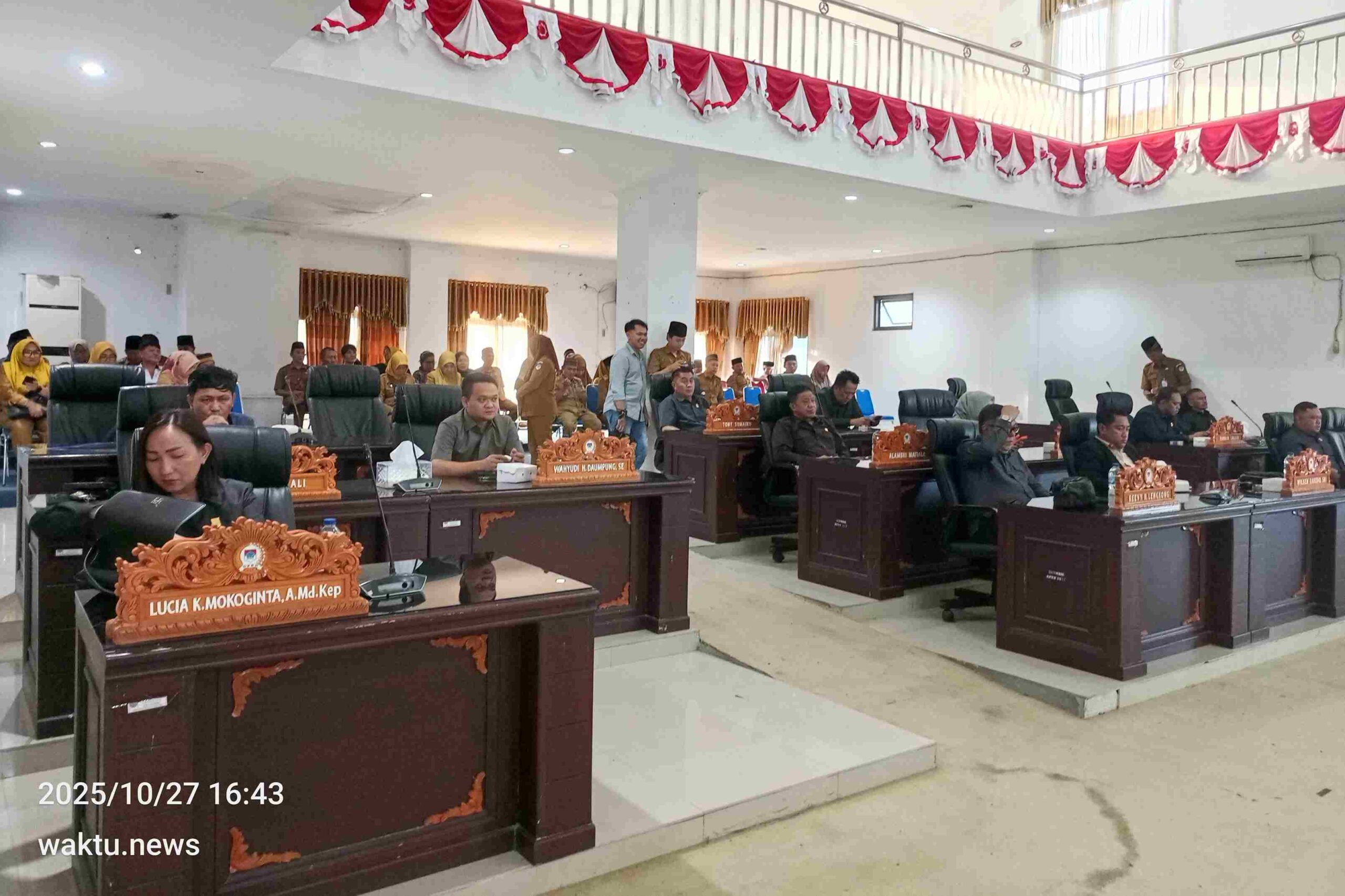 Anggota DPRD Boltim mengikuti rapat paripurna penetapan Propemperda 2026