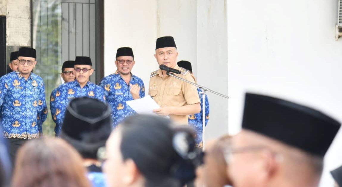 Wabup Boltim Argo Sumaiku memberikan arahan terkait disiplin ASN Boltim pada apel kerja.