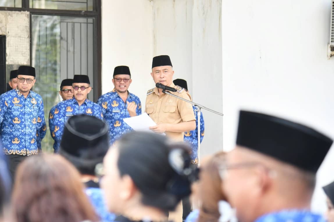 Wabup Boltim Argo Sumaiku memberikan arahan terkait disiplin ASN Boltim pada apel kerja.