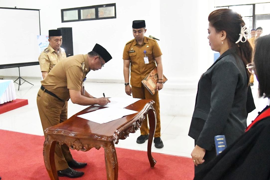 Wabup Argo Vinsensius Sumaiku mendampingi pelantikan pejabat di Boltim