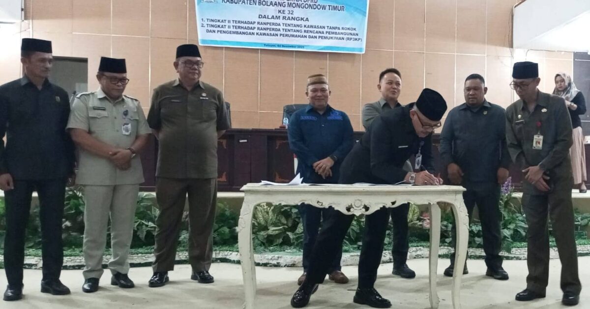Sekda Boltim Iksan Pangalima menandatangani berita acara penetapan Perda KTR dan RP3KP