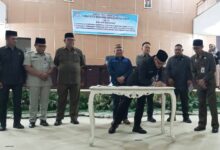 Sekda Boltim Iksan Pangalima menandatangani berita acara penetapan Perda KTR dan RP3KP