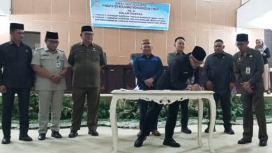Sekda Boltim Iksan Pangalima menandatangani berita acara penetapan Perda KTR dan RP3KP