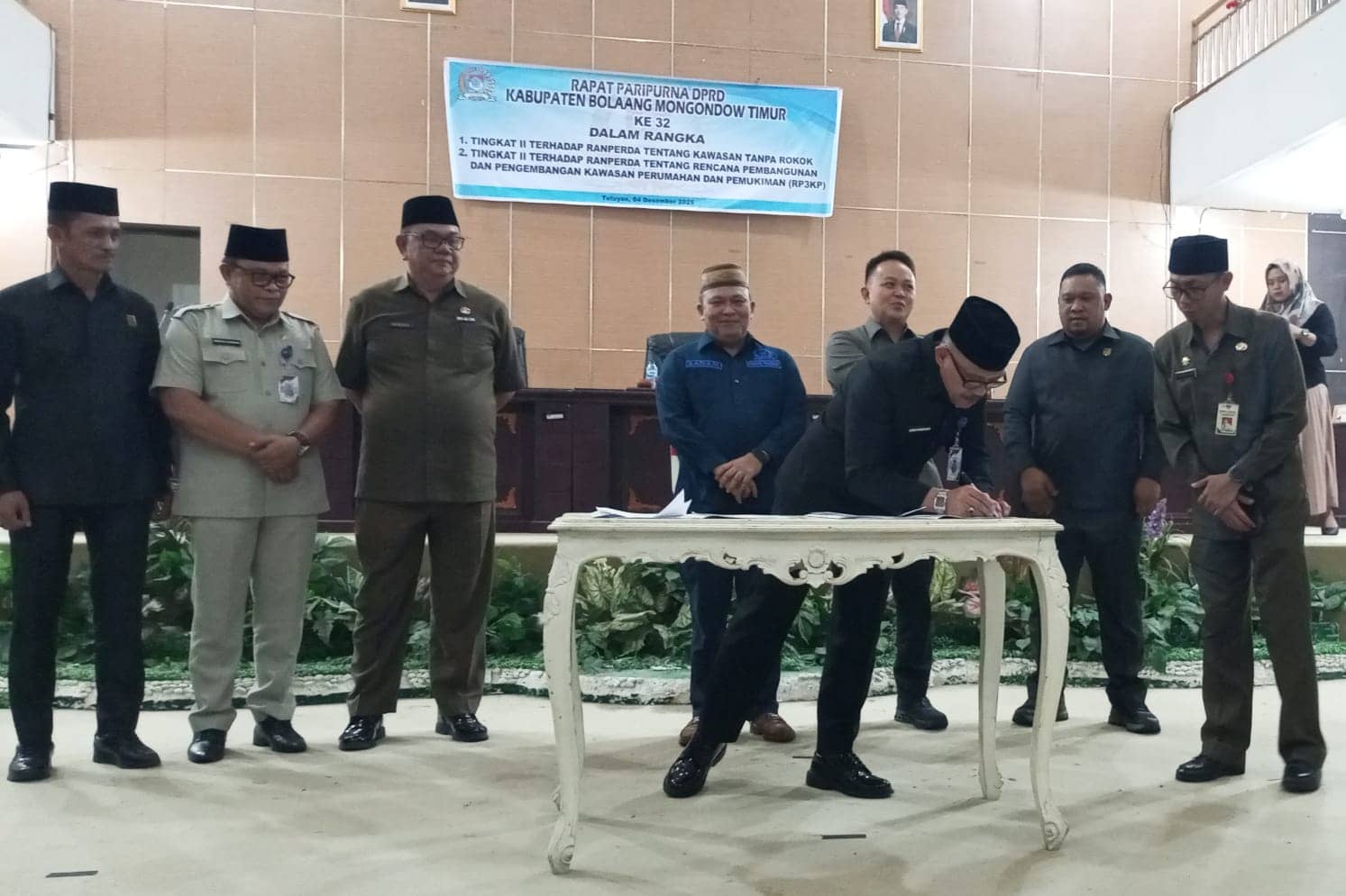 Sekda Boltim Iksan Pangalima menandatangani berita acara penetapan Perda KTR dan RP3KP