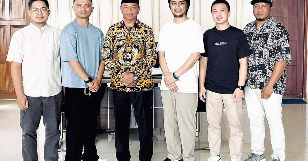 Komunitas Braga Mongondow usai menerima bantuan paket alat musik baru dari Pemkab Boltim