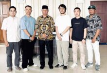 Komunitas Braga Mongondow usai menerima bantuan paket alat musik baru dari Pemkab Boltim