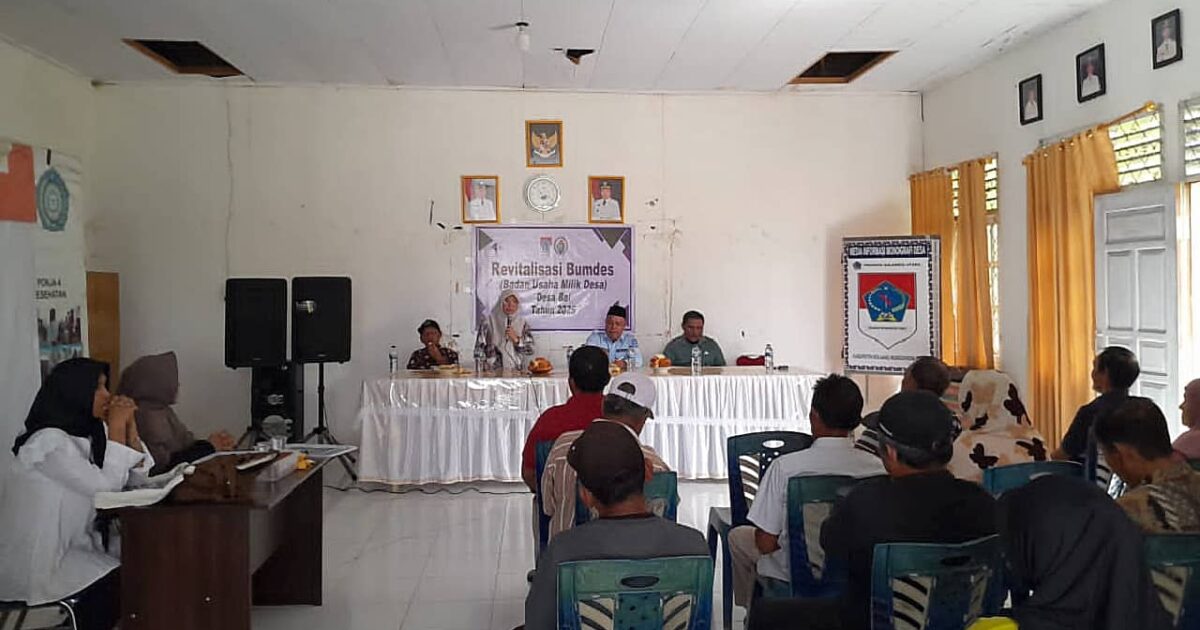 Tenaga Ahli Bupati Boltim Hamka Pontoh memberikan arahan pada Musdes Khusus Revitalisasi BUMDes Desa Bai.
