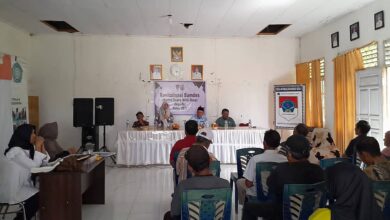 Tenaga Ahli Bupati Boltim Hamka Pontoh memberikan arahan pada Musdes Khusus Revitalisasi BUMDes Desa Bai.