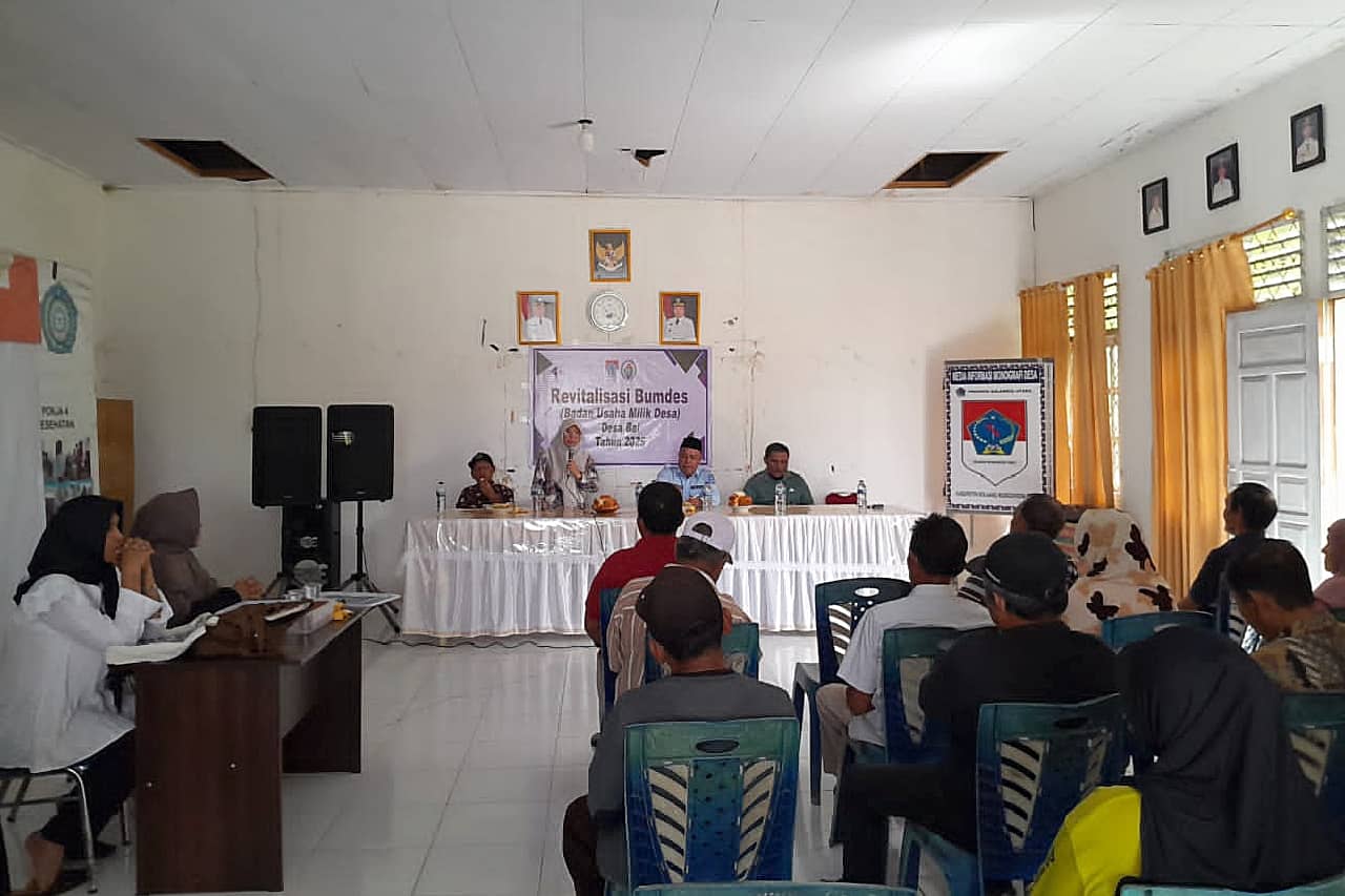 Tenaga Ahli Bupati Boltim Hamka Pontoh memberikan arahan pada Musdes Khusus Revitalisasi BUMDes Desa Bai.