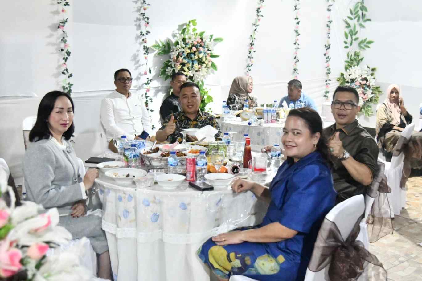Momen hangat Kapolres Boltim AKBP Golfried Hasiholan Pakpahan bersama Wakil Bupati Boltim Argo Vinsensius Sumaiku di Open House Natal