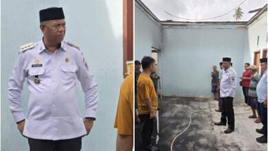 Bupati Oskar Manoppo meninjau rumah warga yang terbakar di Desa Buyat II