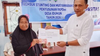 Kepala Desa Idumun menyerahkan BLT Dana Desa kepada warga