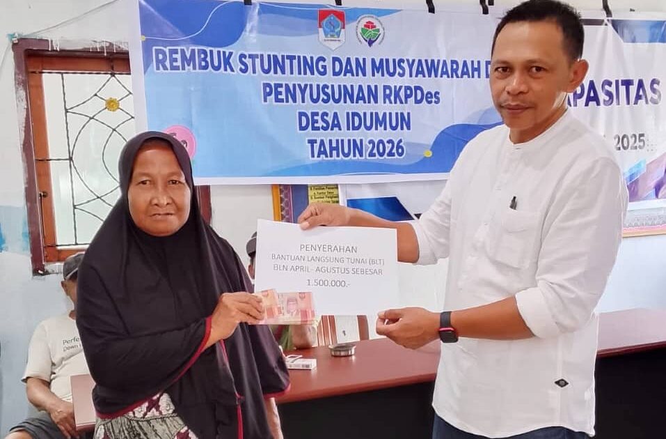 Kepala Desa Idumun menyerahkan BLT Dana Desa kepada warga