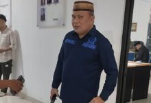 Ketua DPRD Boltim Samsudin Dama saat memberikan keterangan terkait aktivitas pendulangan emas di sungai paret.