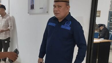 Ketua DPRD Boltim Samsudin Dama saat memberikan keterangan terkait aktivitas pendulangan emas di sungai paret.