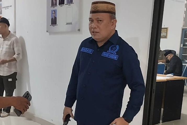 Ketua DPRD Boltim Samsudin Dama saat memberikan keterangan terkait aktivitas pendulangan emas di sungai paret.