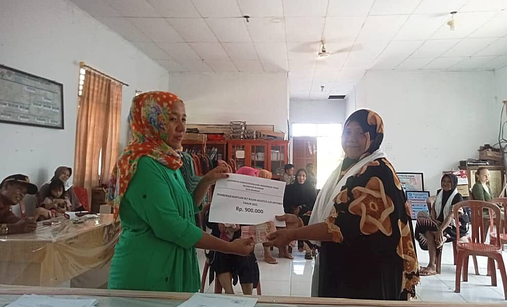 Penyaluran BLT Dana Desa kepada 28 KPM di Desa Nuangan