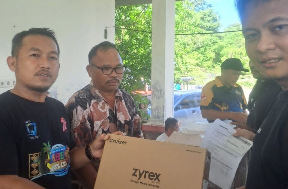 Penyerahan bantuan laptop Kemendikdasmen kepada Disdikbud Boltim
