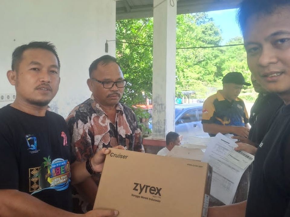 Penyerahan bantuan laptop Kemendikdasmen kepada Disdikbud Boltim