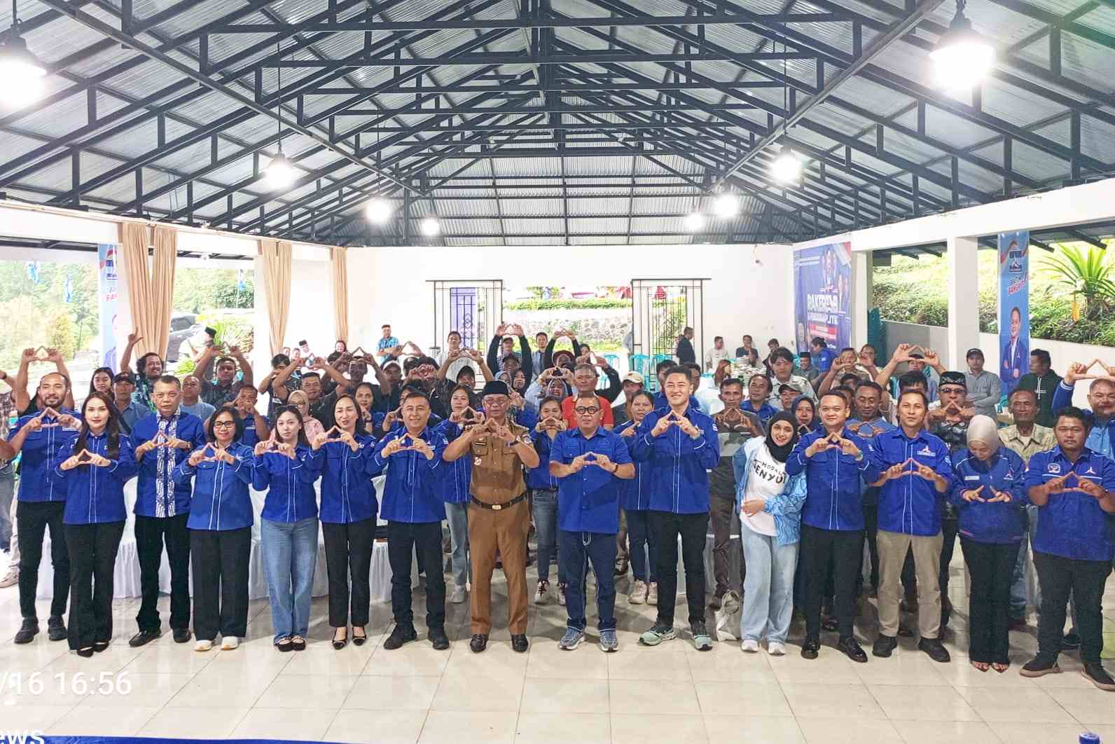 Pimpinan DPD Demokrat Sulut dan DPC Demokrat Boltim foto bersama Bupati Oskar Manoppo usai Rakercab