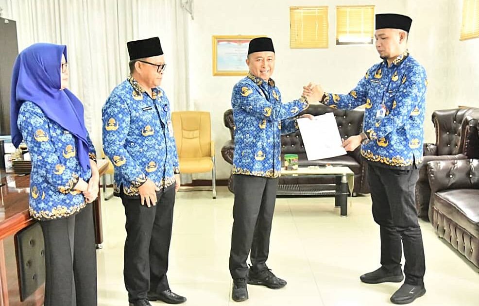 Samsurizal Korompot menerima surat penunjukan Plt Kepala BPKPD Boltim